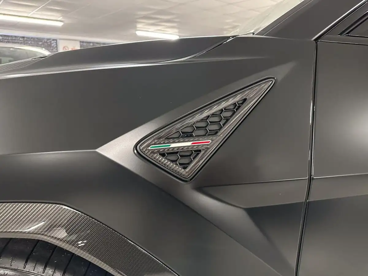 2023-lamborghini-urus-40-no-trim-big-12