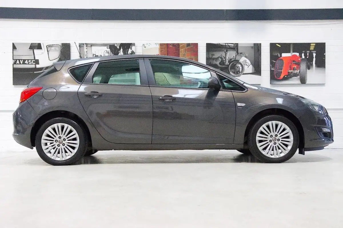 2013-vauxhall-astra-14-energy-big-1