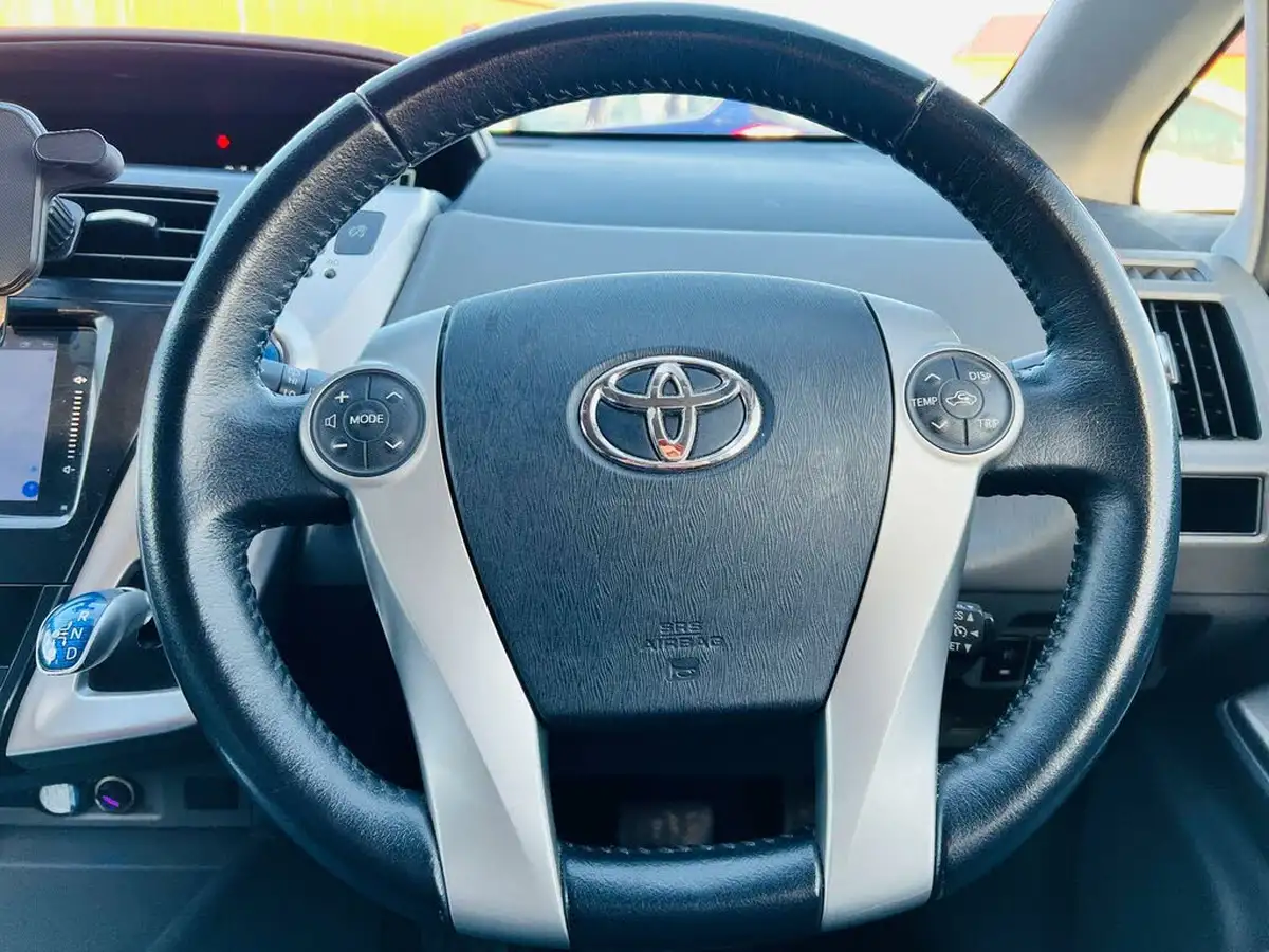 2012-toyota-prius-big-23