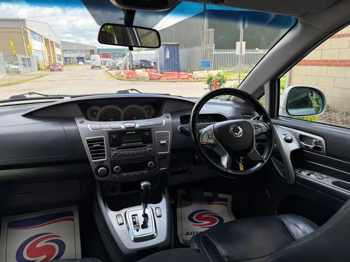 2018-kgm-ssangyong-turismo-22td-ex-auto-big-37