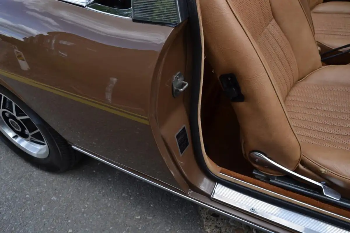 1975-triumph-stag-30-auto-big-78