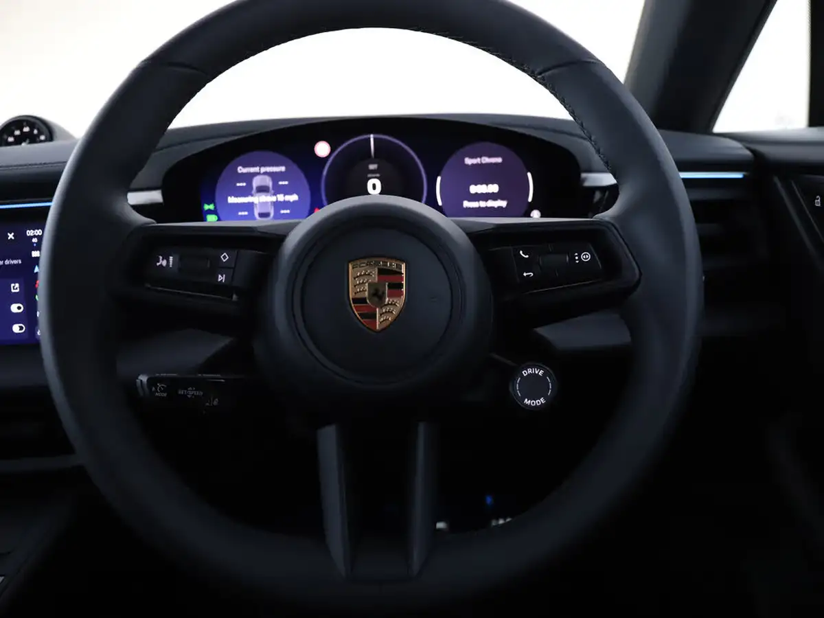 2025-porsche-macan-e-4s-electric-big-11