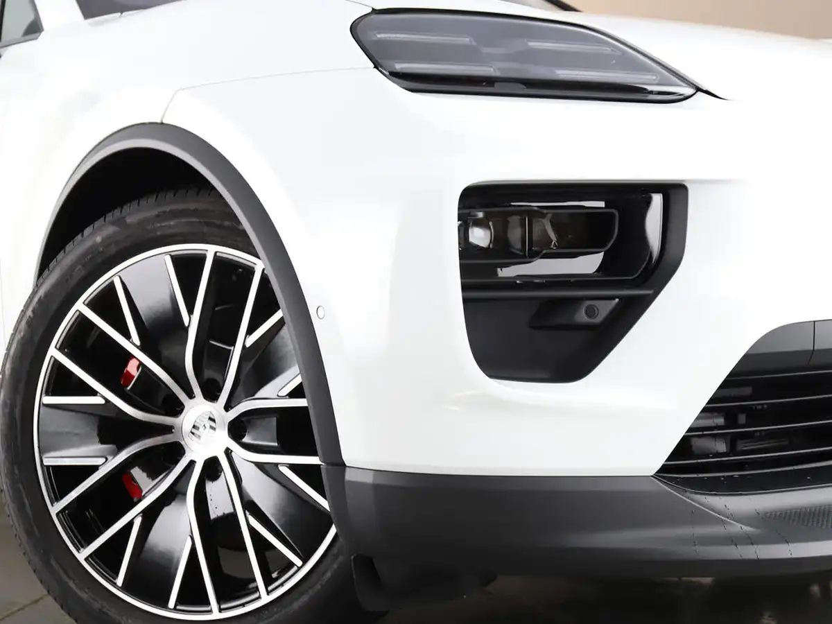 2025-porsche-macan-e-4s-electric-big-39