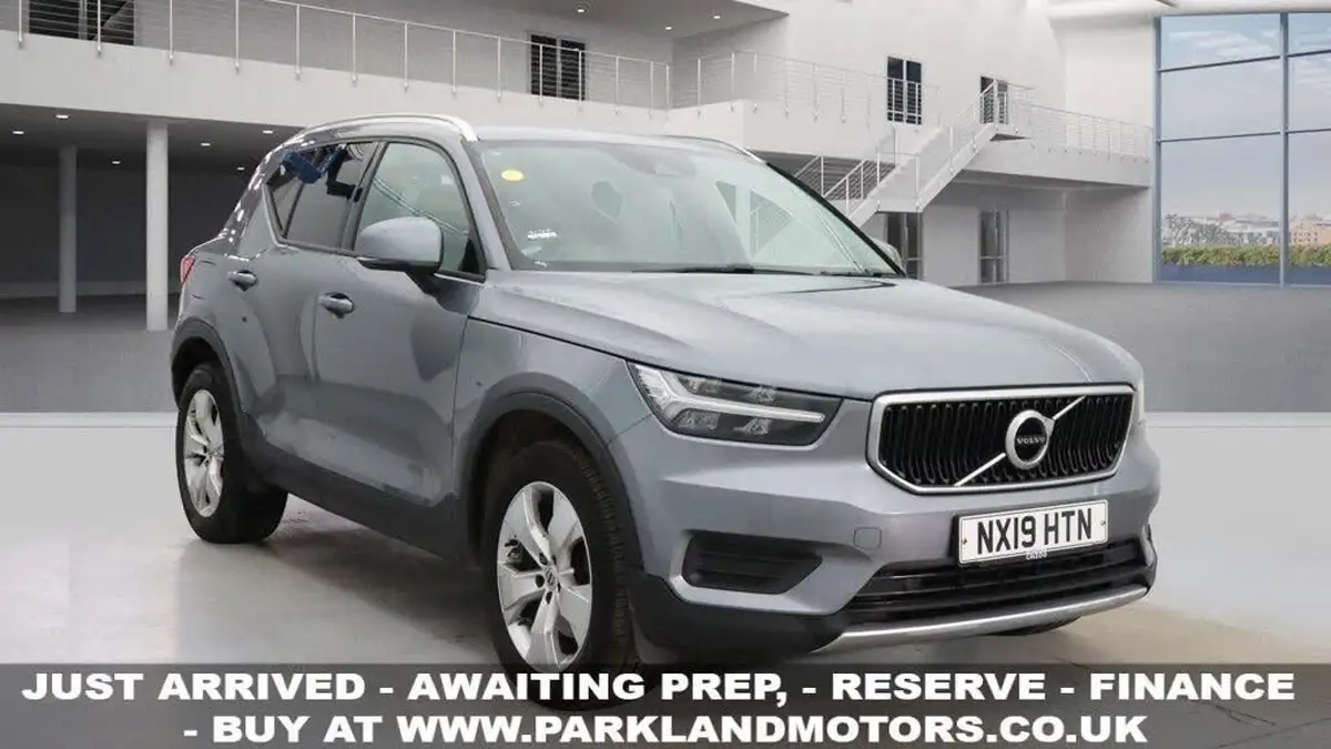 2019-volvo-xc40-20-t4-momentum-awd-big-0