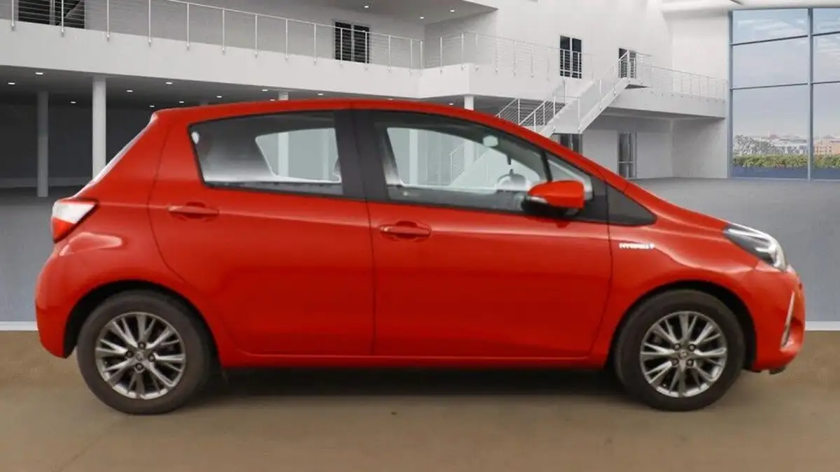 2017-toyota-yaris-15-vvt-i-icon-tech-98bhp-hybrid-1497cc-e-cvt-big-10