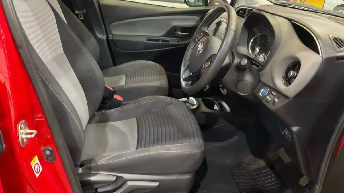 2017-toyota-yaris-15-vvt-i-icon-tech-98bhp-hybrid-1497cc-e-cvt-big-14