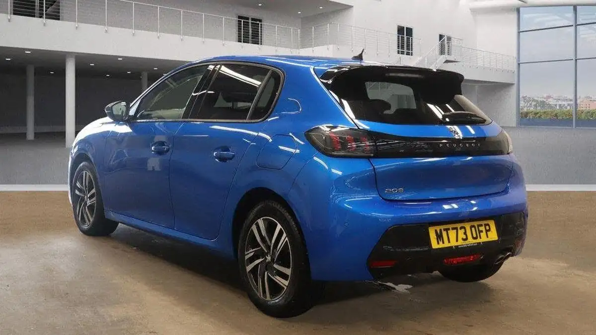 2023-peugeot-208-12-puretech-allure-premium-130ps-eat8-big-4