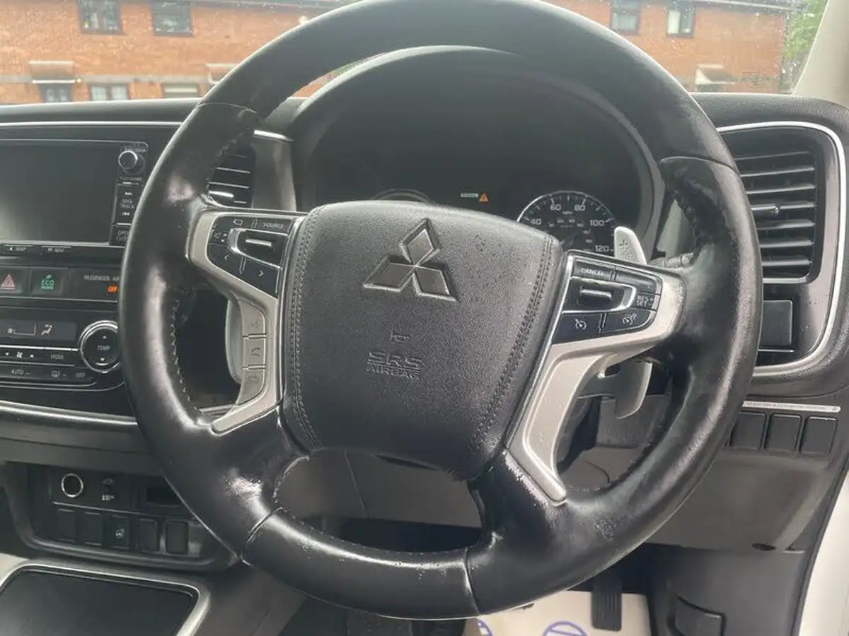 2015-mitsubishi-outlander-20-gx4h-phev-big-51