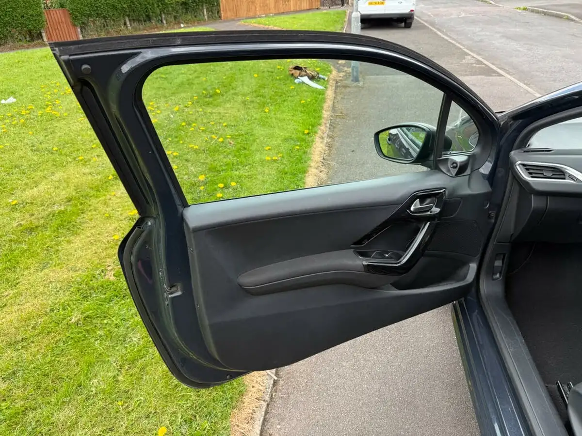 2015-peugeot-208-10-access-puretech-3d-big-23