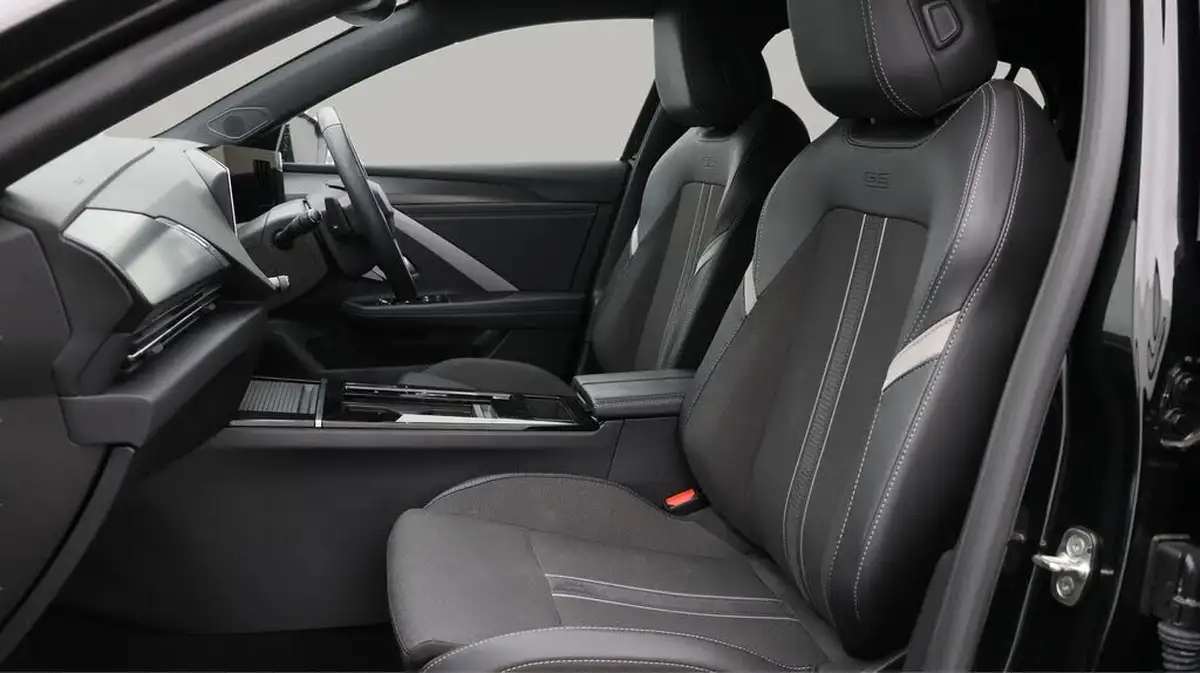 2023-vauxhall-astra-12-turbo-gs-hatchback-auto-big-14