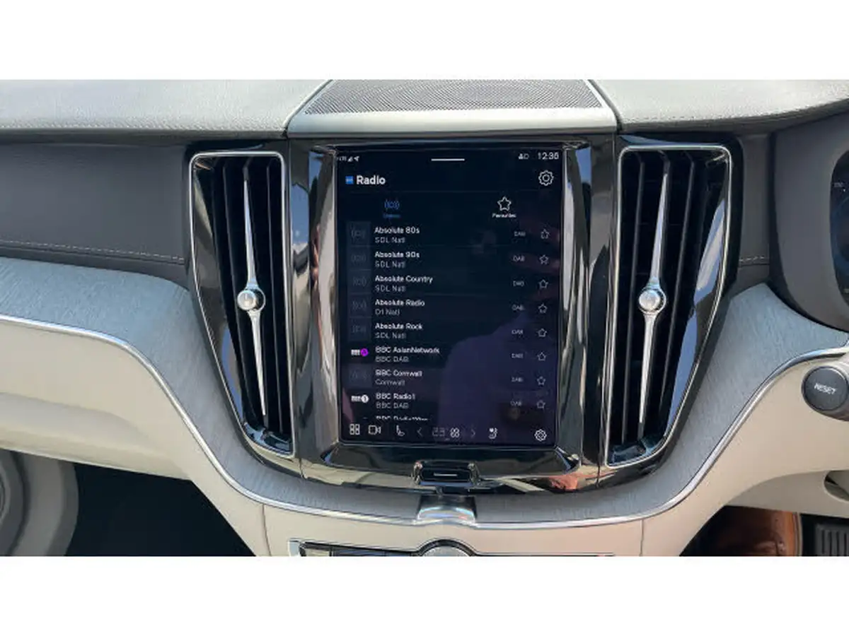 2024-volvo-xc60-20-t8-ultra-dark-big-29