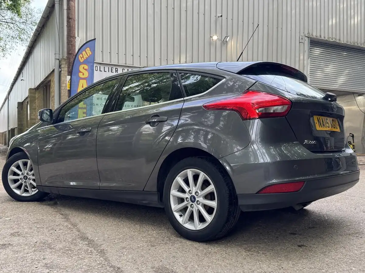 2015-ford-focus-10-titanium-t-125ps-hatchback-big-17