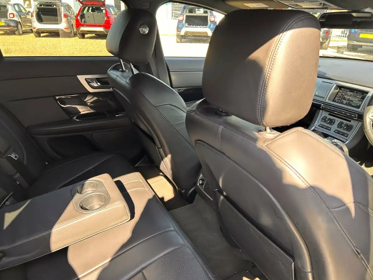 2014-jaguar-xf-30td-s-premium-luxury-sportbrake-5d-big-27