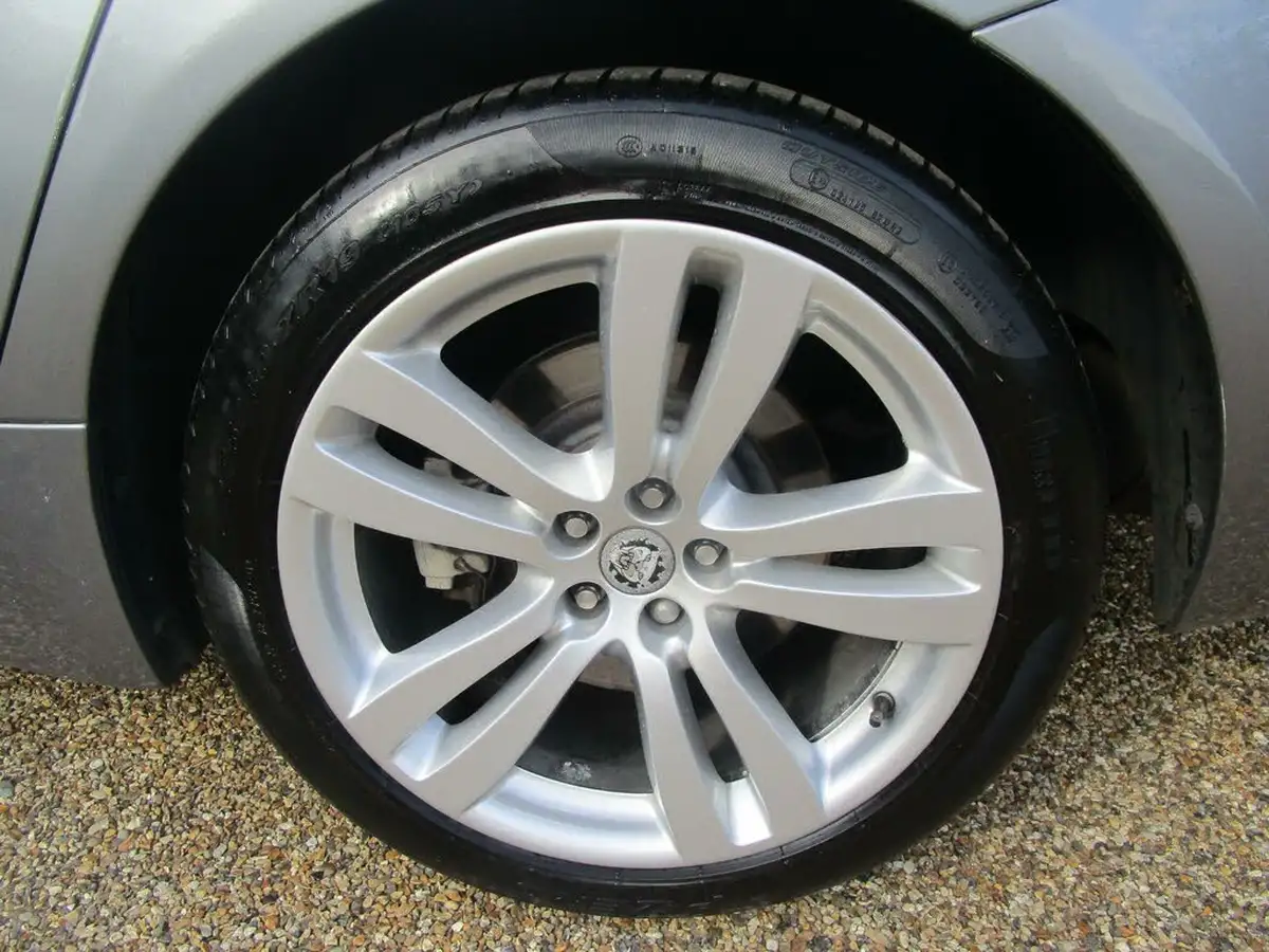 2010-jaguar-xj-series-50-xj-premium-luxury-lwb-big-24