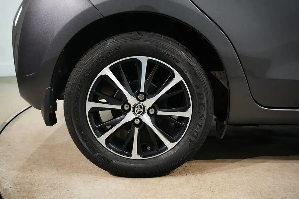 2019-toyota-yaris-15-vvt-i-icon-tech-111bhp-1496cc-big-13