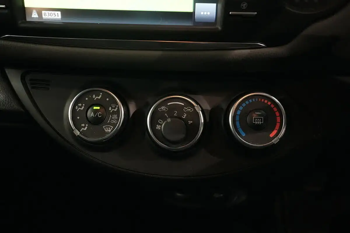 2019-toyota-yaris-15-vvt-i-icon-tech-111bhp-1496cc-big-35
