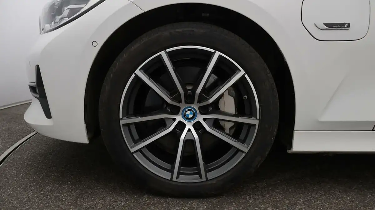 2022-bmw-3-series-20-330e-sport-pro-saloon-4d-big-18