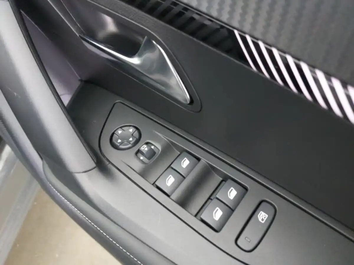 2024-peugeot-2008-suv-12-puretech-allure-130ps-eat8-big-10