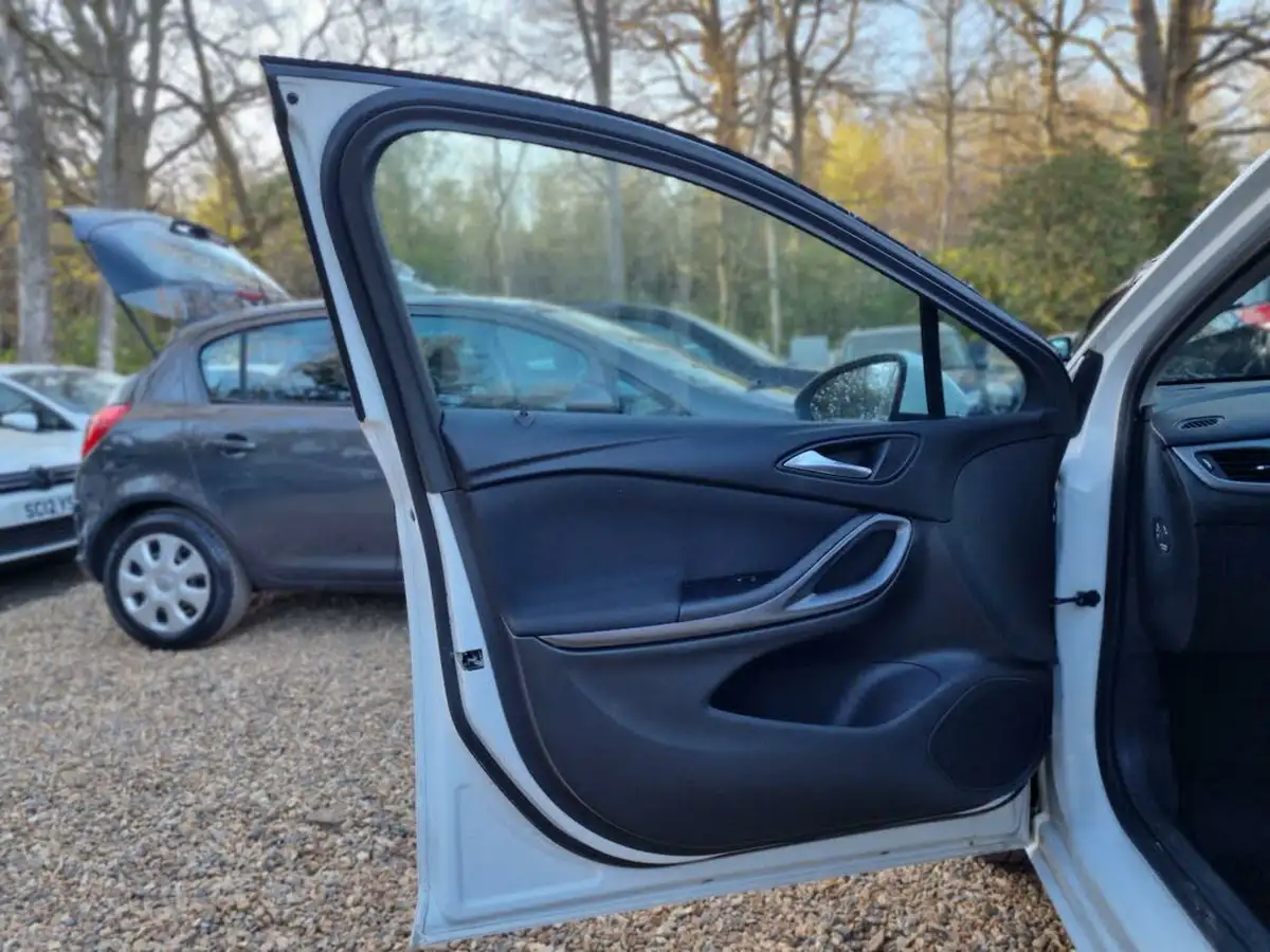 2016-vauxhall-astra-16cdti-design-110ps-ecoflex-ss-hatchback-big-27