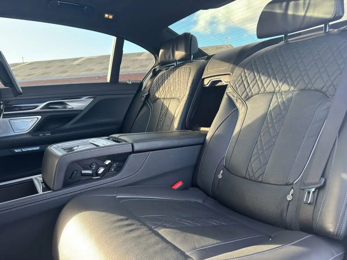 2018-bmw-7-series-66-m760li-big-36