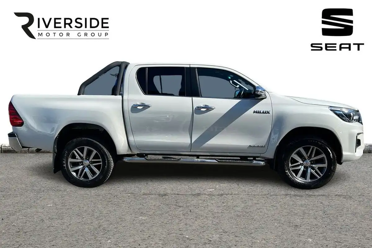 2018-toyota-hi-lux-24d-4d-invincible-at35-32t-auto-big-3