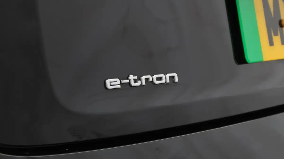 2023-audi-e-tron-55e-s-line-sportback-big-21