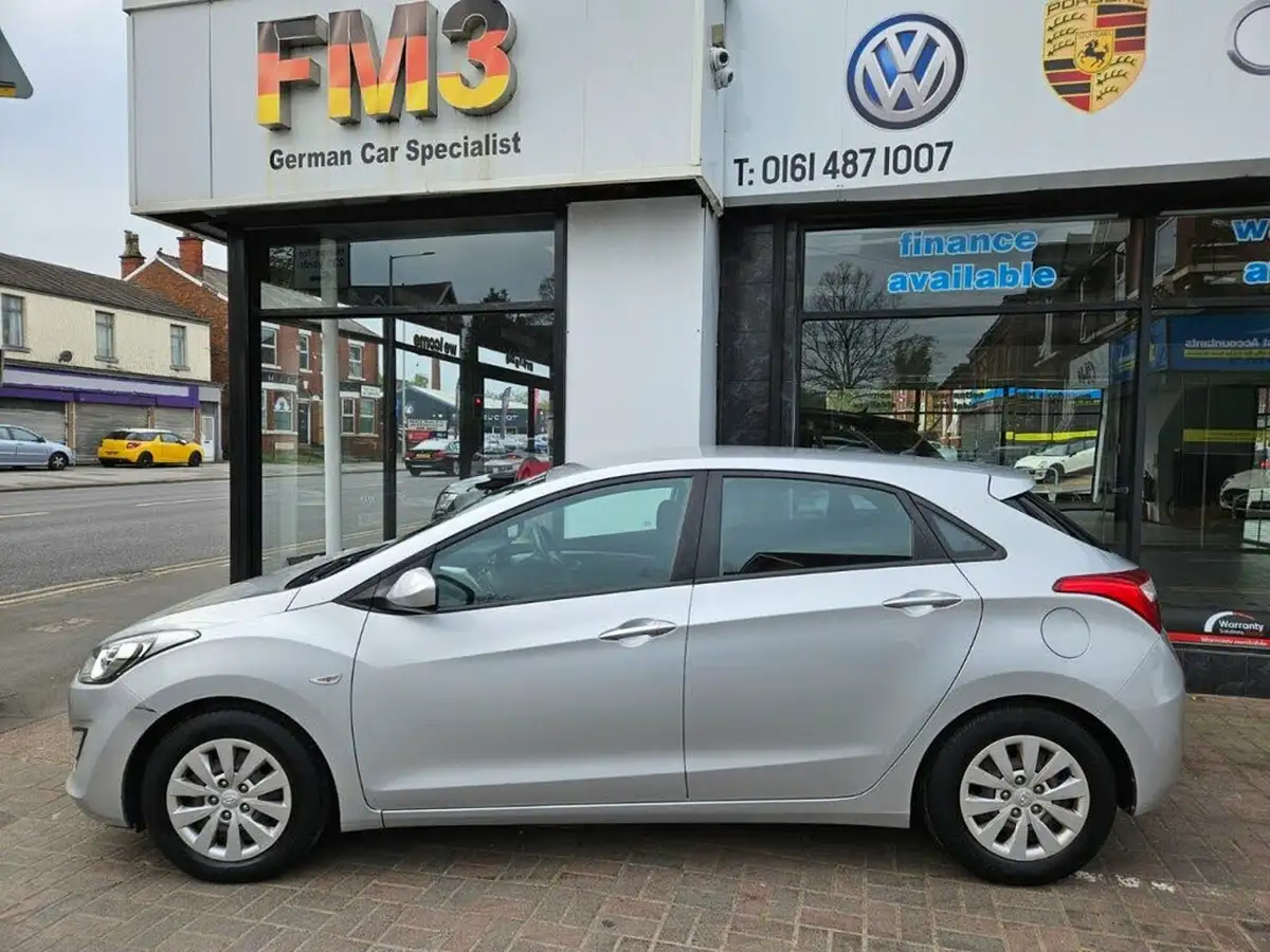 2015-hyundai-i30-16crdi-s-hatchback-big-3