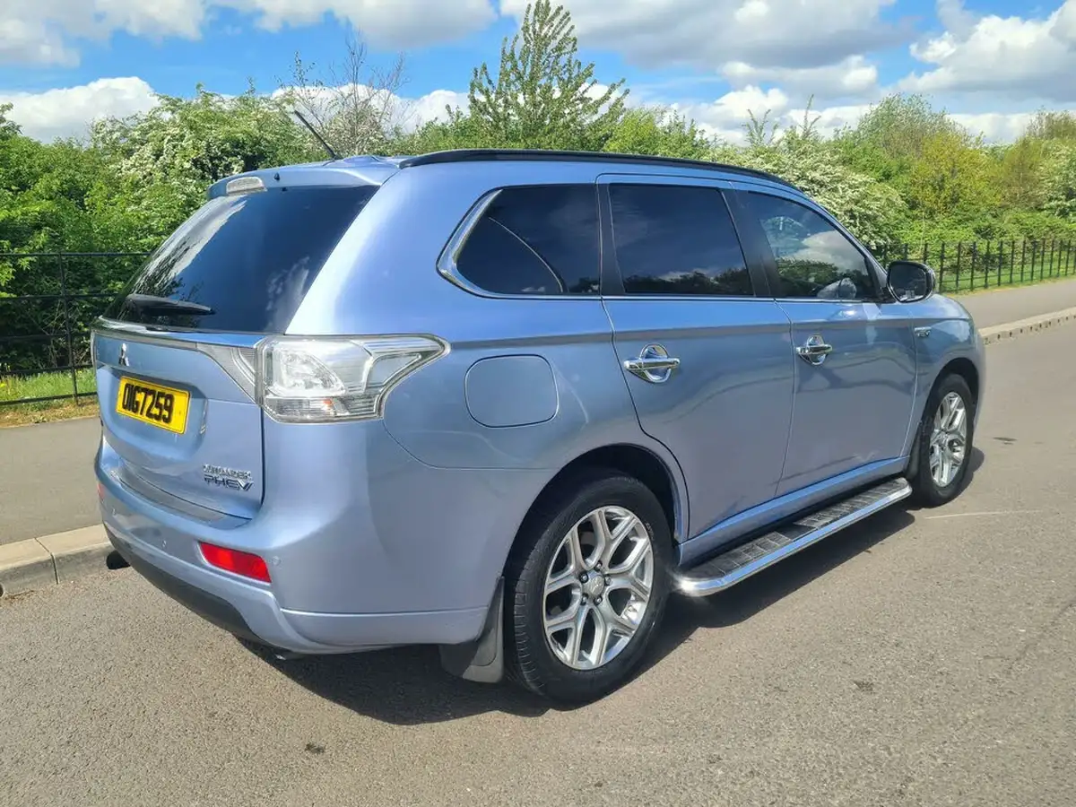2015-mitsubishi-outlander-20-gx4h-phev-big-6