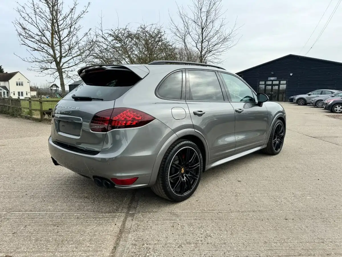 2014-porsche-cayenne-48-gts-big-24