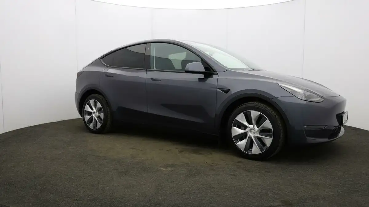 2022-tesla-model-y-e-long-range-big-41