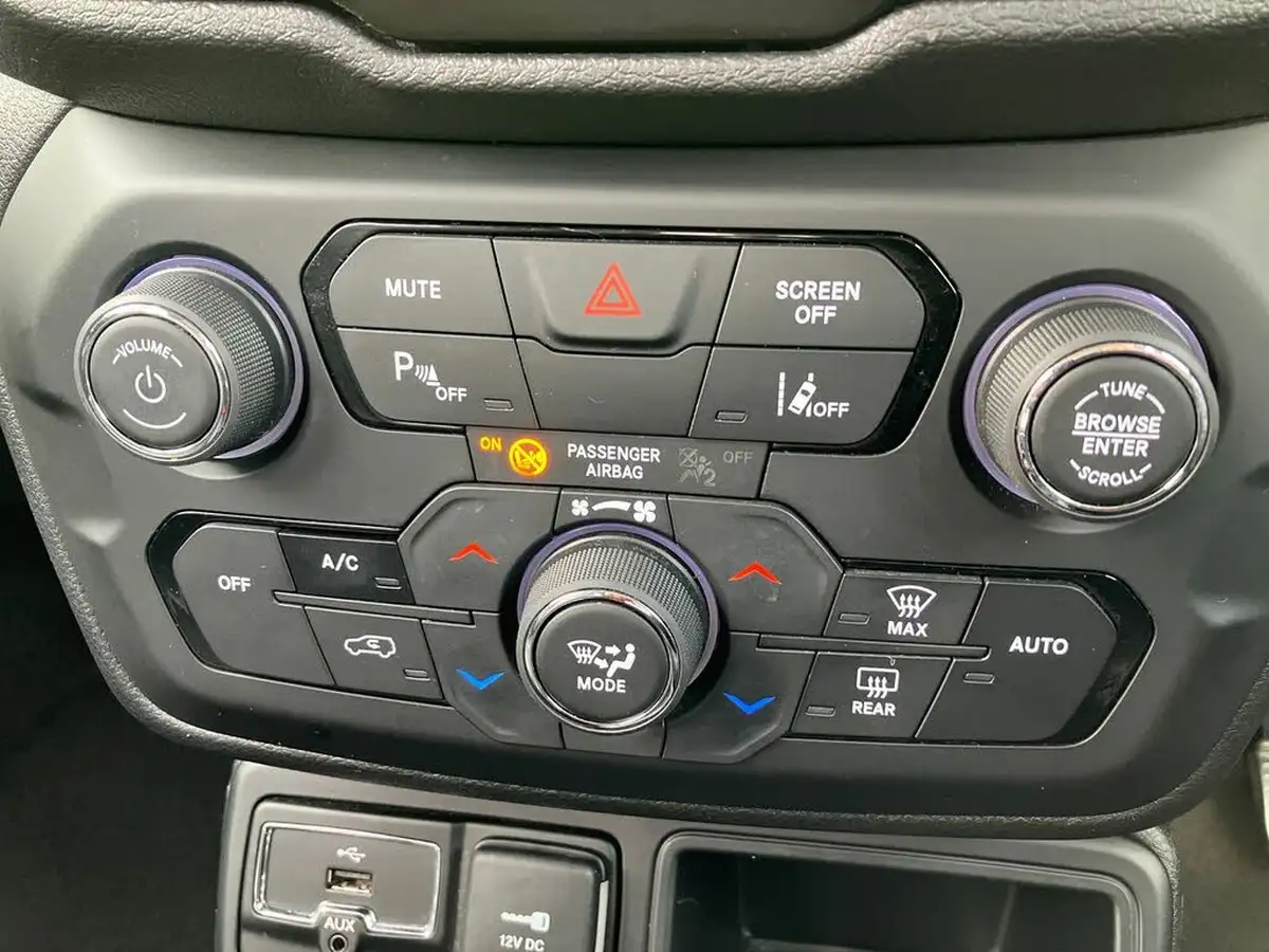 2019-jeep-renegade-10-gse-limited-big-11