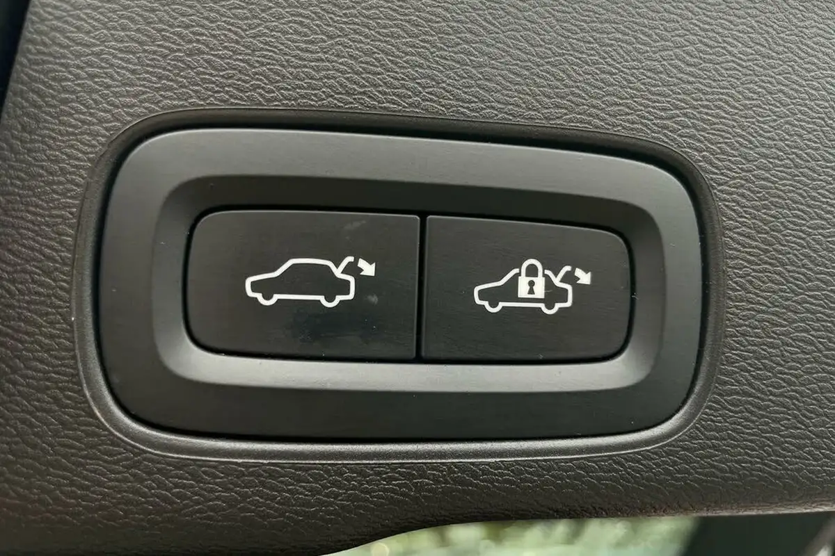 2023-volvo-xc60-20-t8-ultimate-dark-big-21