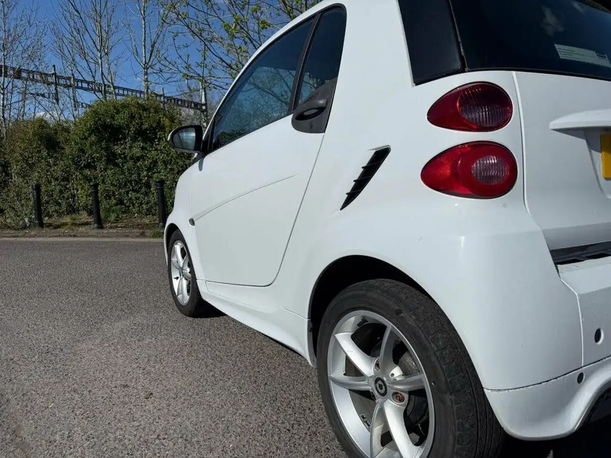 2013-smart-fortwo-10-edition-21-coupe-big-18