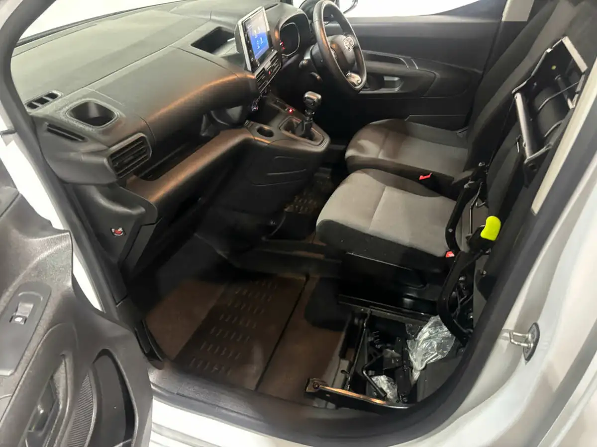 2023-toyota-proace-city-15d-icon-l1-big-36