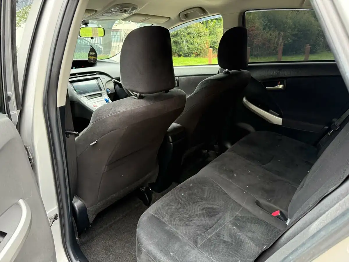 2014-toyota-prius-big-25