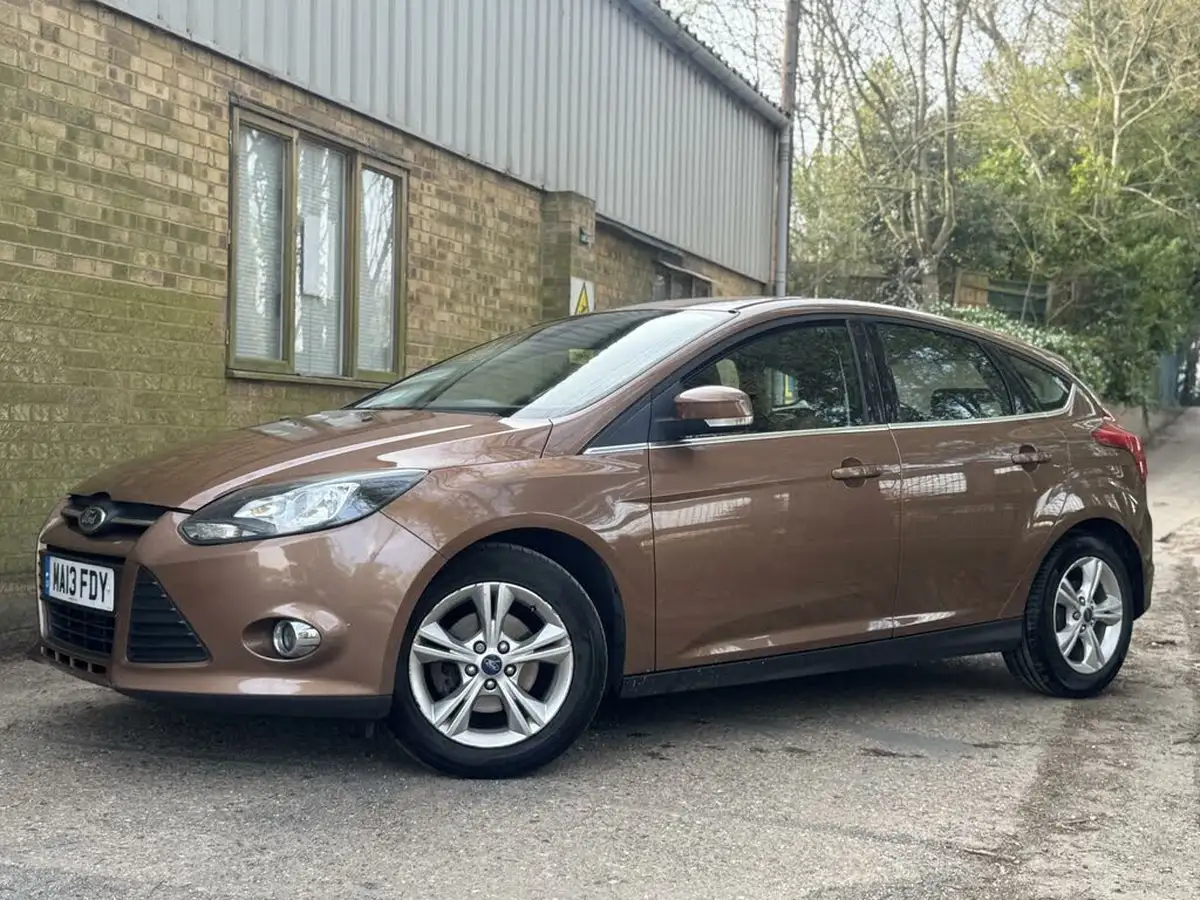 2013-ford-focus-10-zetec-100ps-hatchback-big-13