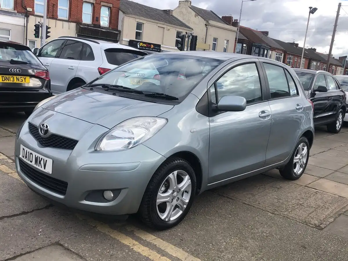 2010-toyota-yaris-133-tr-5d-big-2