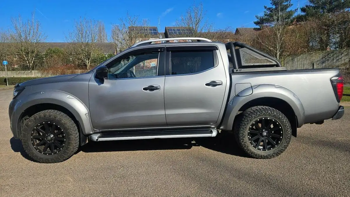 2018-nissan-navara-23dci-tekna-auto-big-3