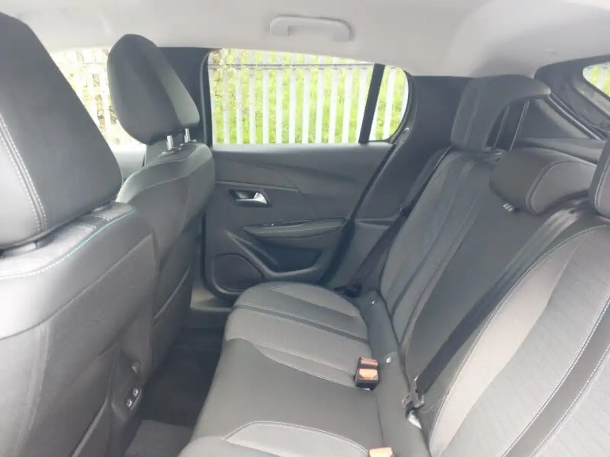 2023-peugeot-208-12-puretech-allure-premium-100ps-eat8-big-5