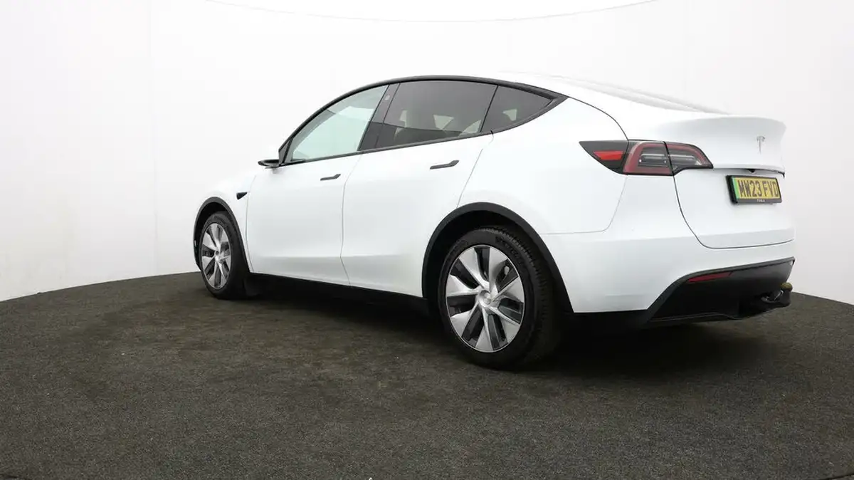 2023-tesla-model-y-e-rwd-big-70