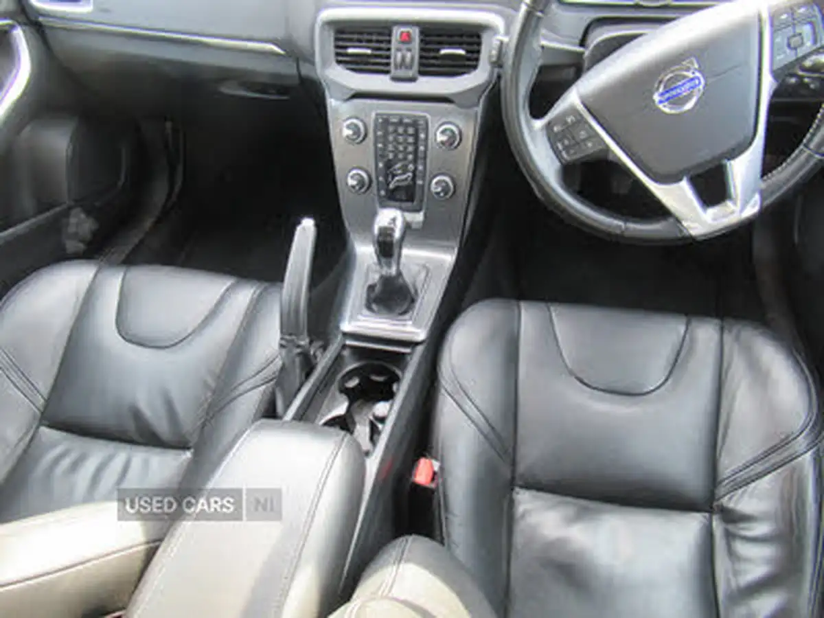 2016-volvo-v40-20td-d4-se-lux-big-8