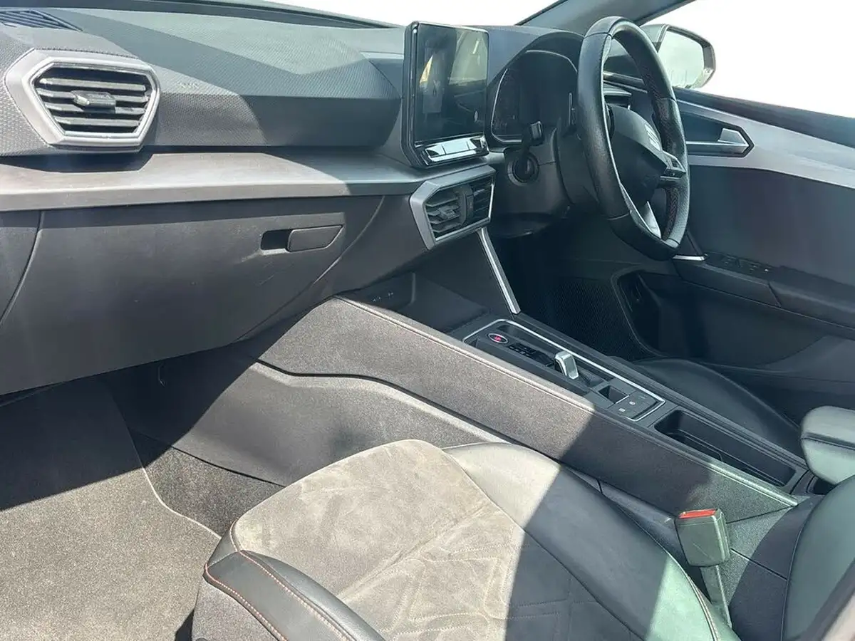 2021-seat-leon-14-e-hybrid-fr-sport-estate-big-6