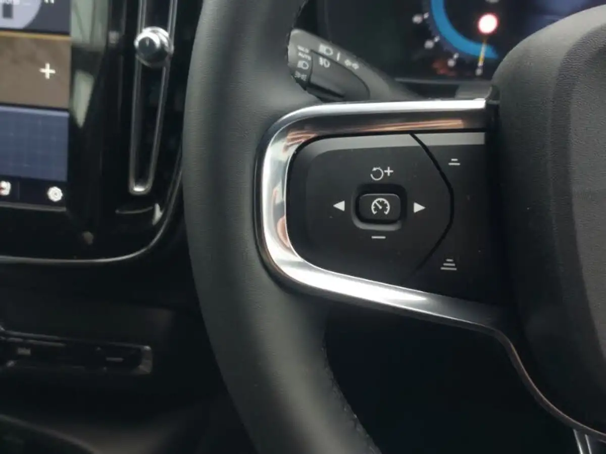 2024-volvo-xc40-20-b3-plus-big-14