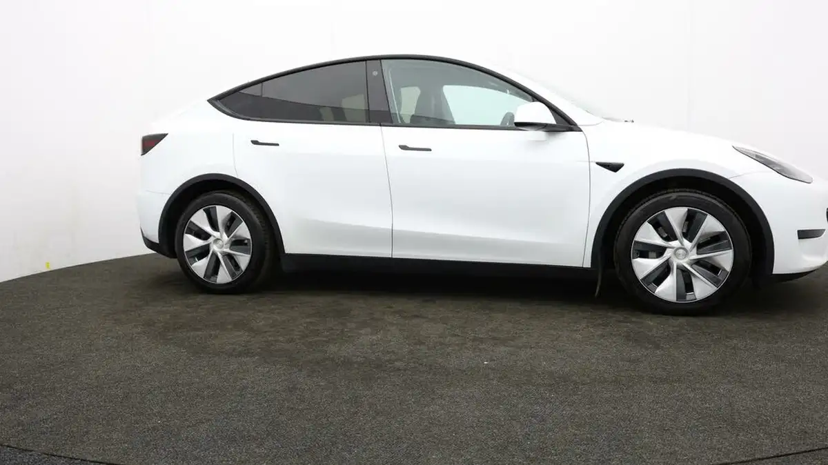 2022-tesla-model-y-e-rwd-big-36