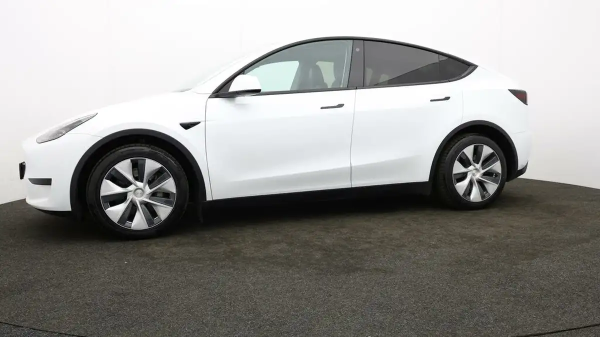 2022-tesla-model-y-e-rwd-big-60