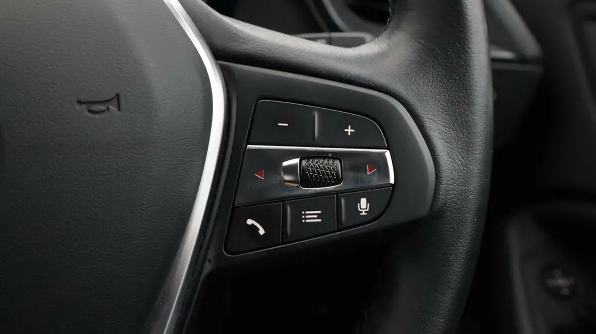 2022-bmw-1-series-20td-118d-sport-big-23
