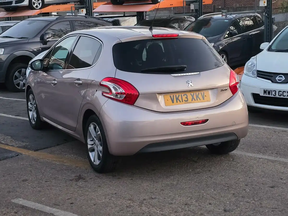 2013-peugeot-208-12-allure-5d-big-9