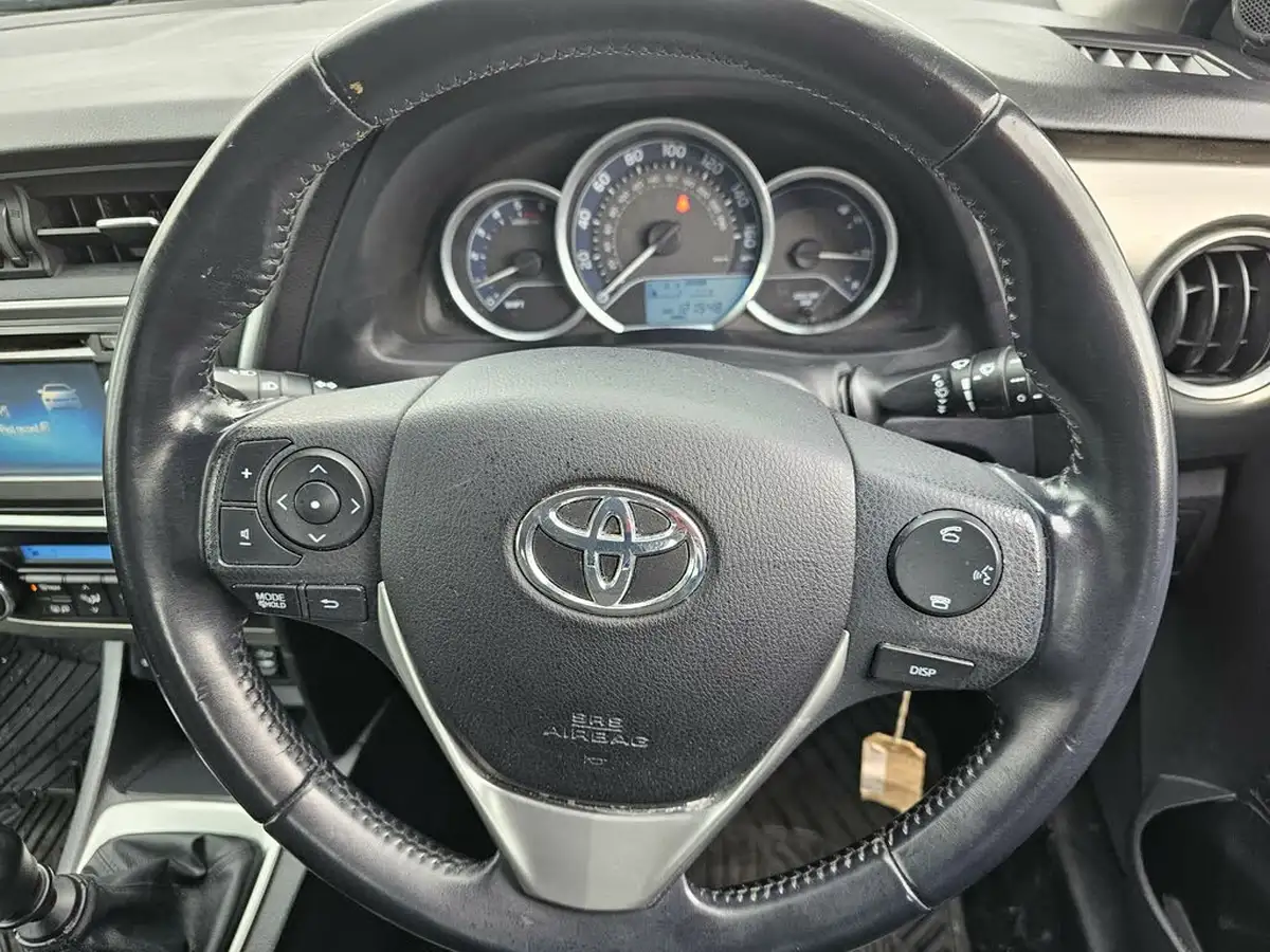2015-toyota-auris-14td-icon-hatchback-big-26