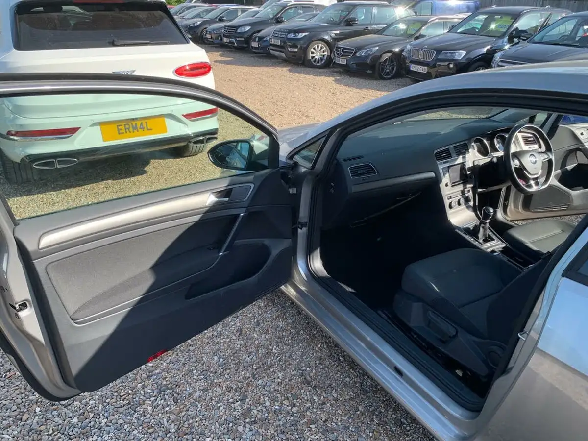 2013-volkswagen-golf-20tdi-se-ss-hatchback-3d-big-25