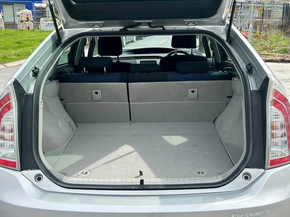 2012-toyota-prius-big-12